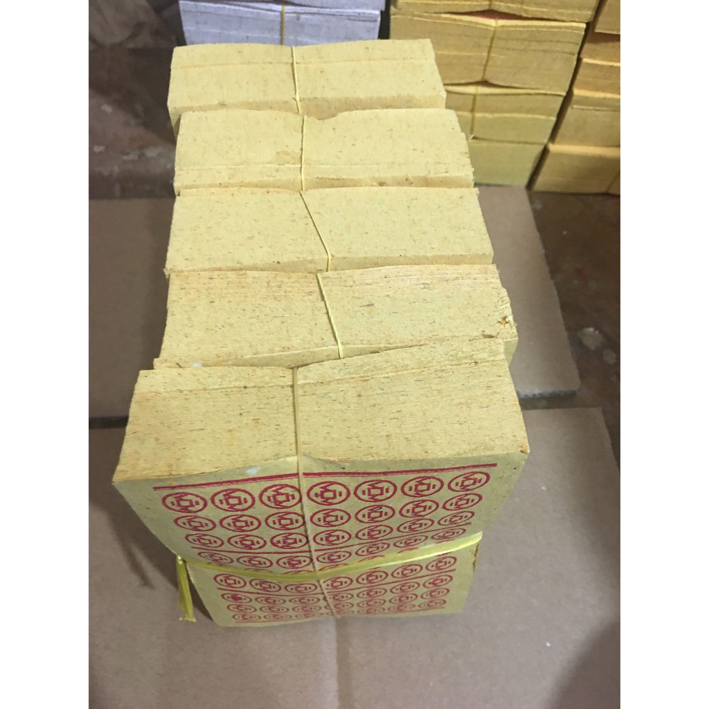 Một Xấp Giấy Vàng ( Đồng Xu Vàng ) Trong Thờ cúng