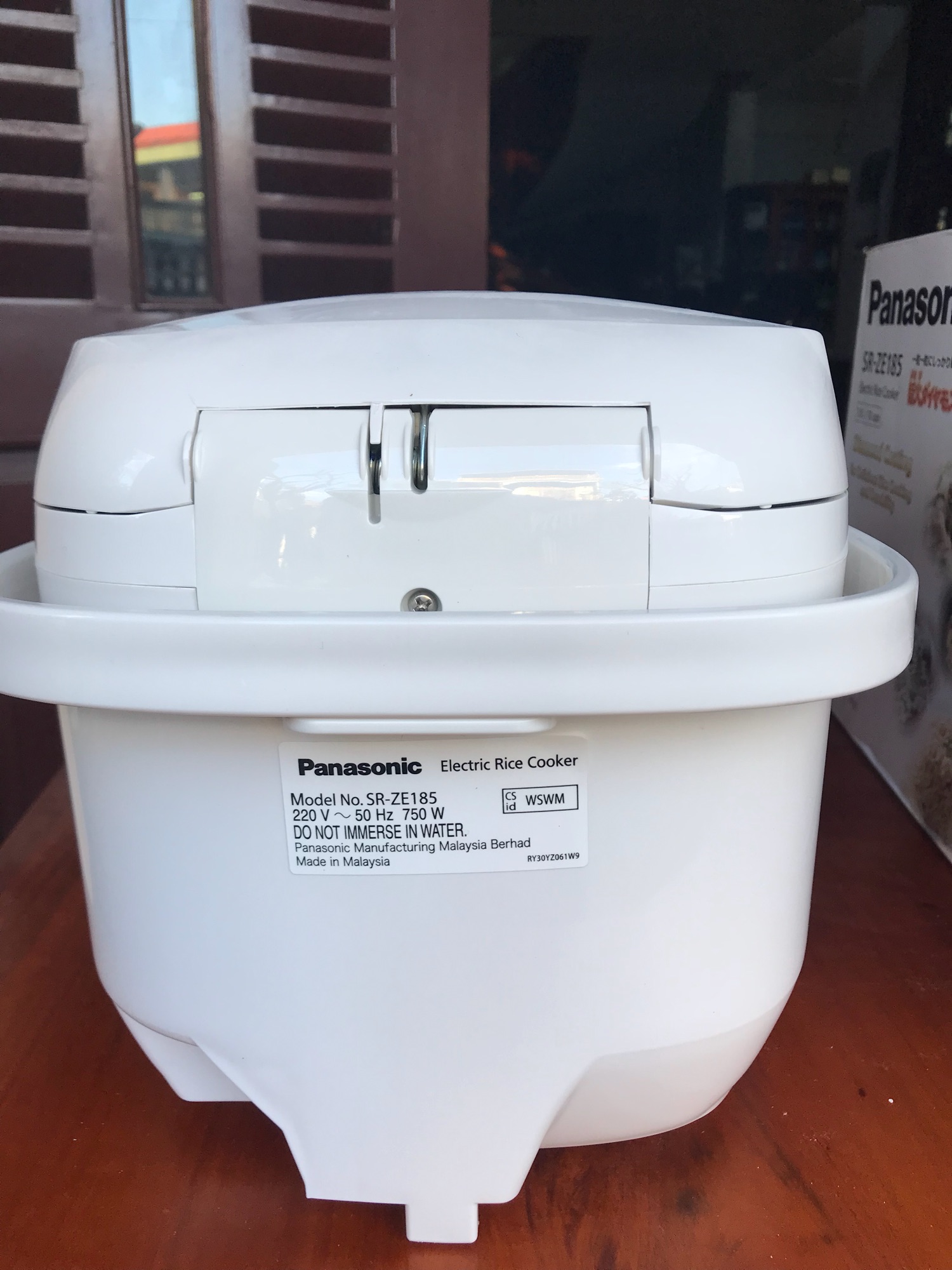 Nồi Cơm Điện PANASONIC SR-ZE185 made in Malaysia