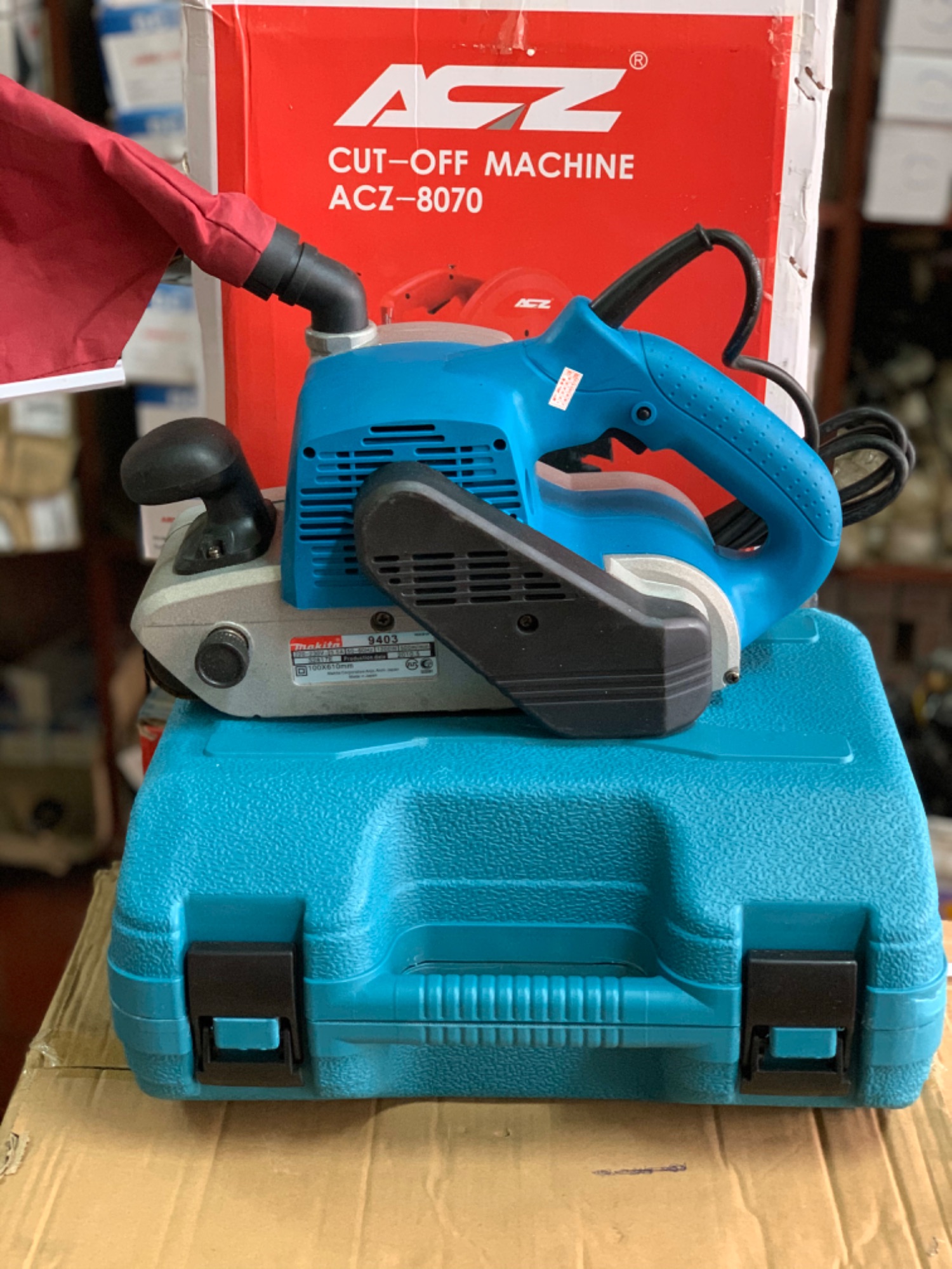 Máy chà nhám xe tăng 9403 makita