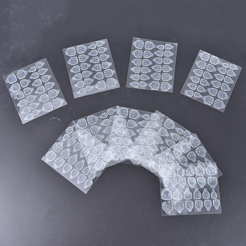 1 set gồm 24 miếng keo dán silicone 2 mặt trong suốt dán 24 móng tay giả
