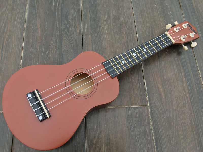 Đàn Ukulele Soprano BWS Nâu ( Tặng 6 Phụ Kiện )