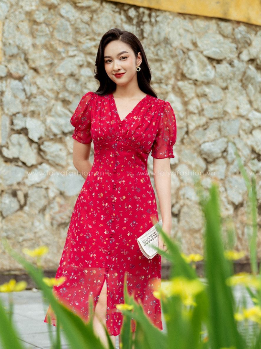LALYA_D373_ Váy hoa đỏ cúc bọc chun vai_ĐỎ