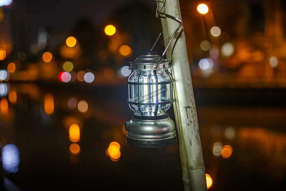 đèn bão LED cắm trại du lịch dùng pin AA
