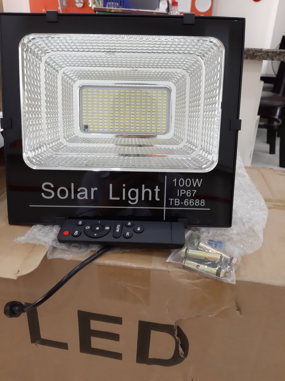 Đèn pha năng lượng mặt trời 100W