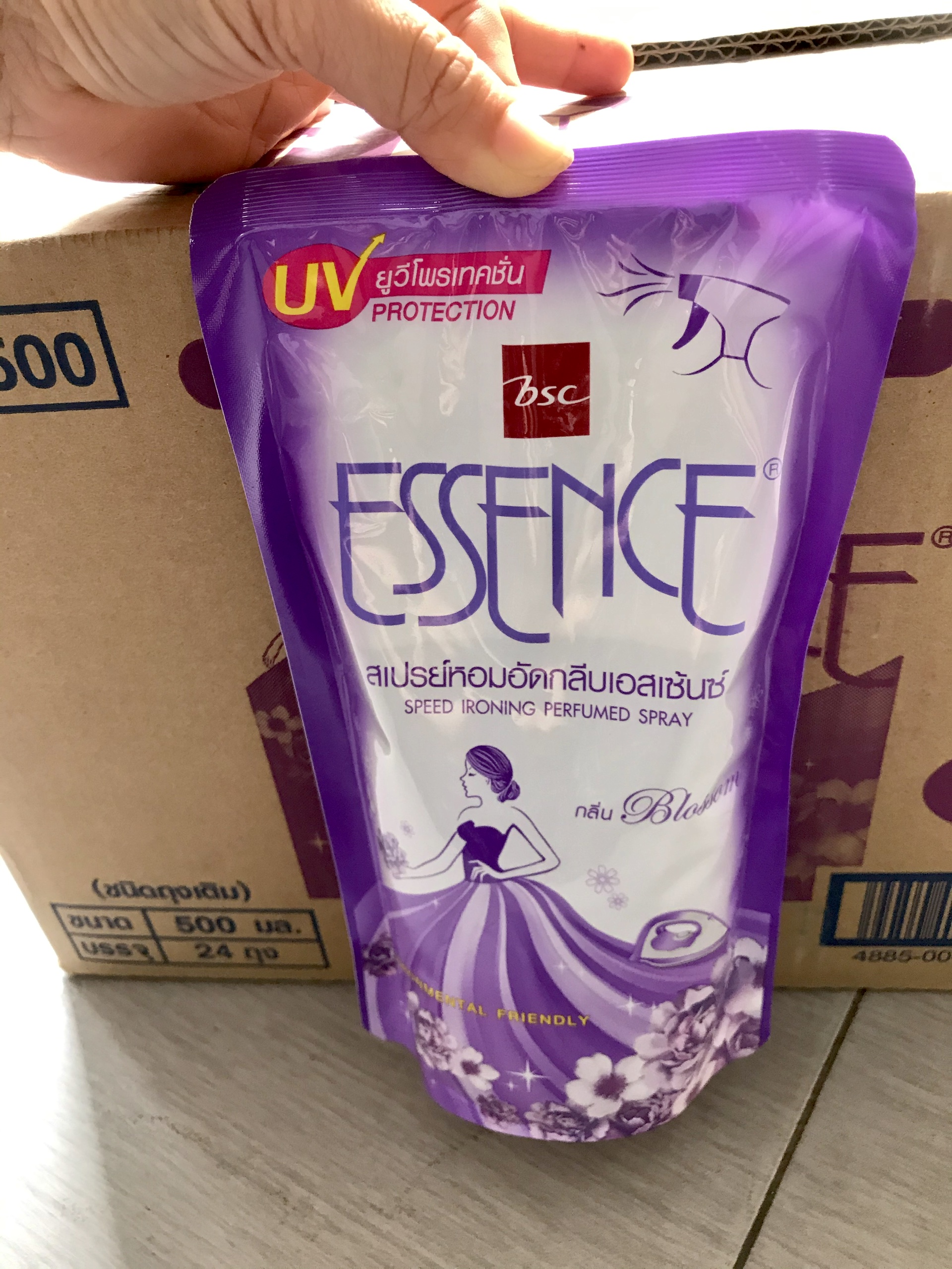 [HCM]Xịt ủi quần áo Essence bịch 500ml Thailand