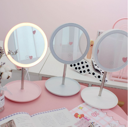 Gương Trang Điểm Để Bàn Có Đèn LED Cảm ứng Xoay 360 Độ Dùng Pin Sạc