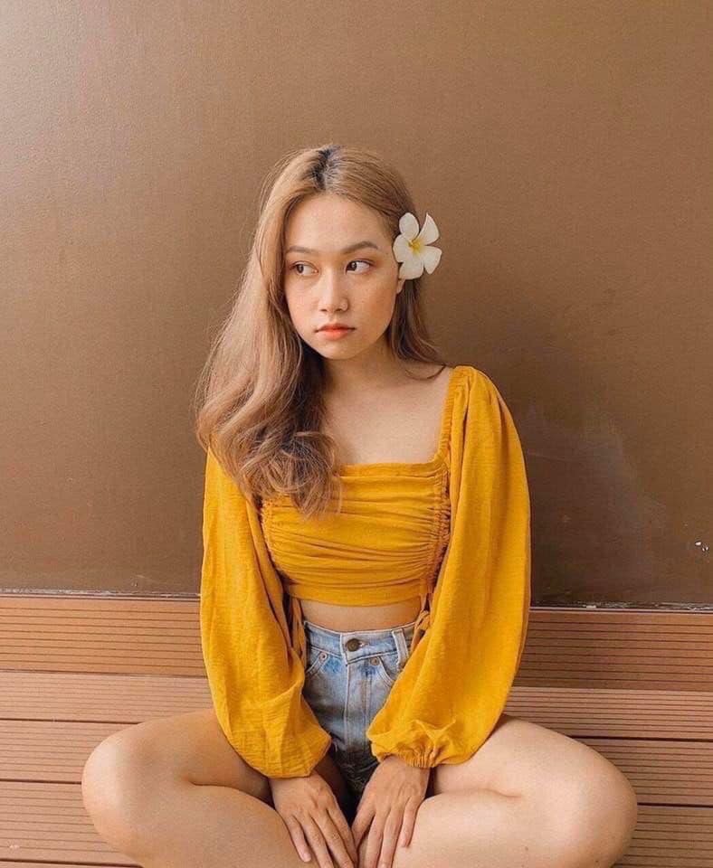 Áo croptop cổ vuông dây rút eo - Màu vàng