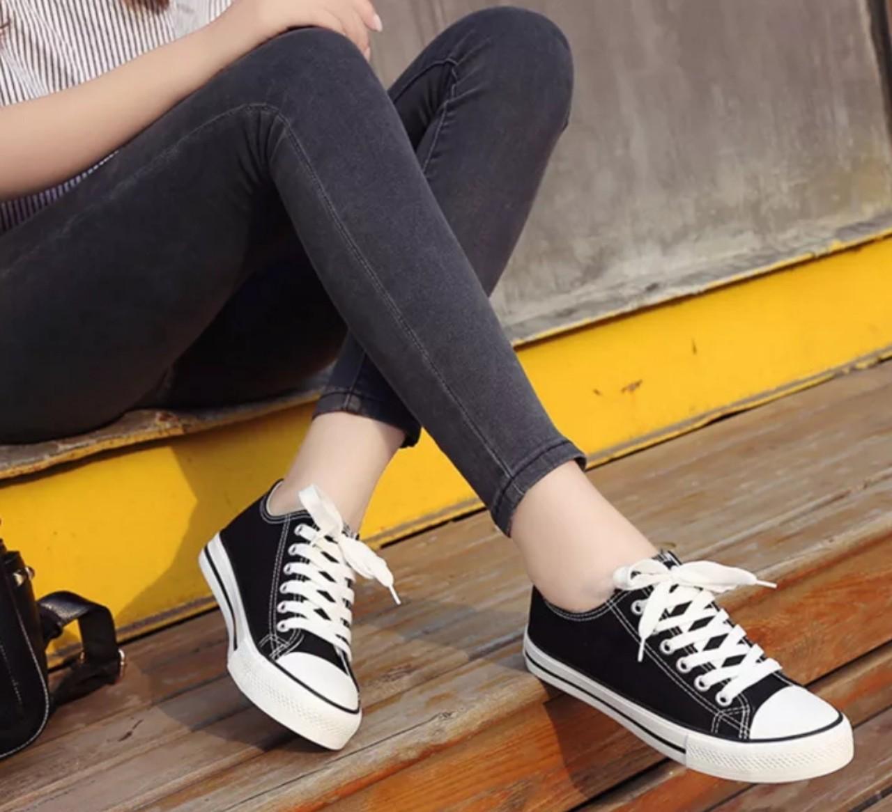 Giày thể thao nữ cổ thấp 2 màu đen và trắng hottrend