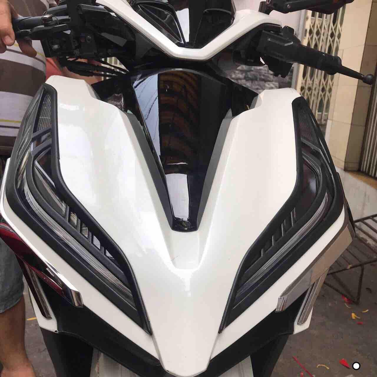 ỐP XI NHAN TRƯỚC XE VARIO 150 đời 2018-2019 (MẠ CROM TRẮNG HAY ĐEN CACBON)