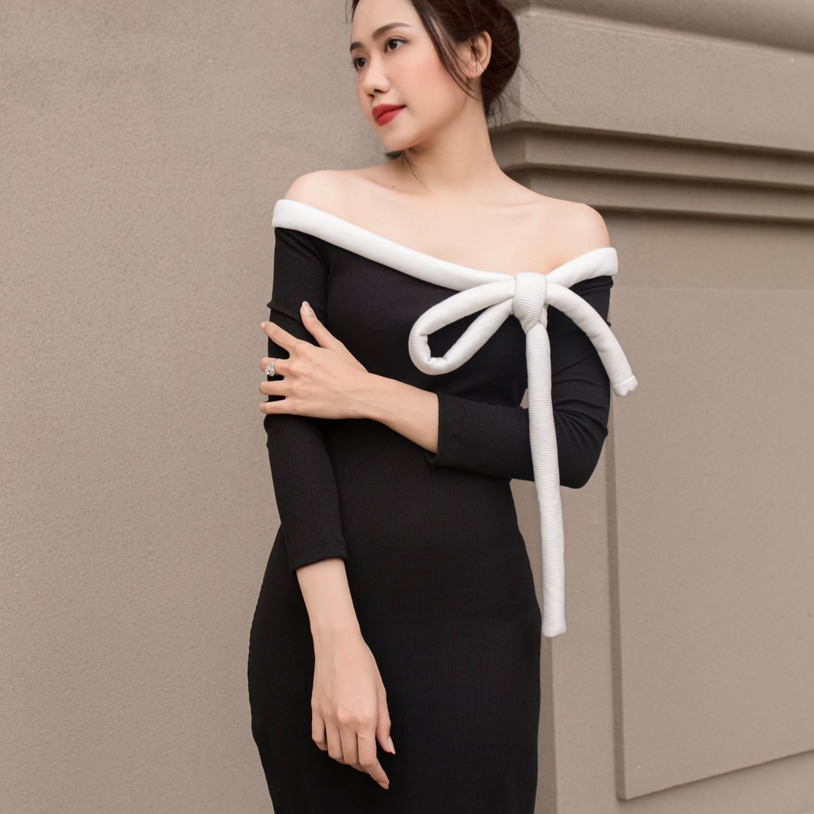 Đầm thun Mushroom Lee đen nơ trắng phom Xòe