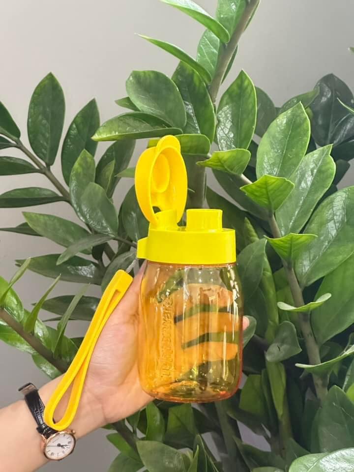Bình nước Tupperware 1.1L, có vạch chia, có dây đeo, kèm ống hút