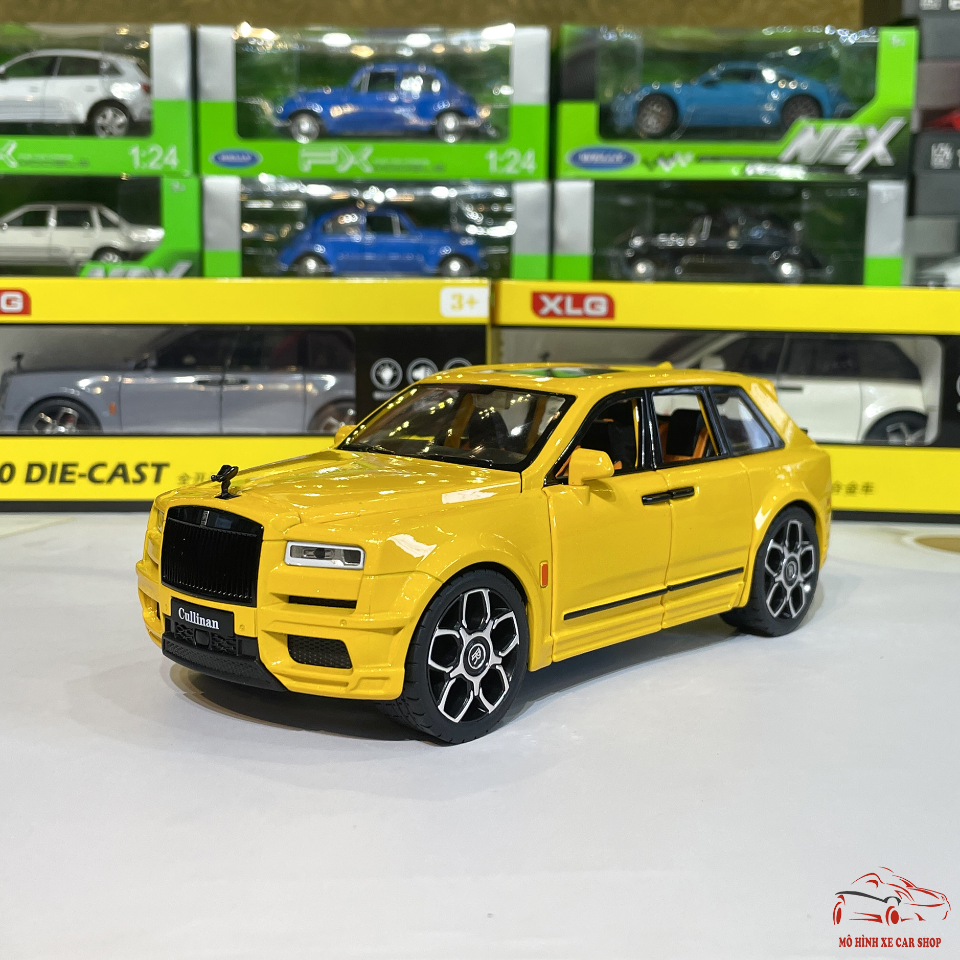 Mô hình xe bằng kim loại Rolls-Royce Cullinan Carshop tỉ lệ 1:20 hãng XLG 4 màu