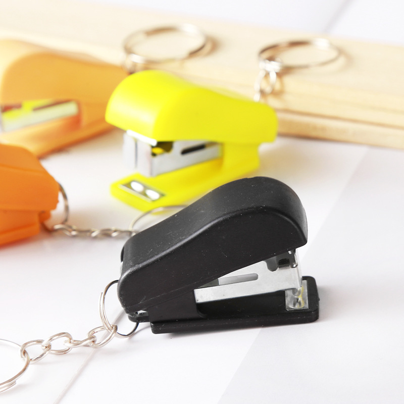 Móc khóa dập ghim mini tiện lợi (giao màu ngẫu nhiên)