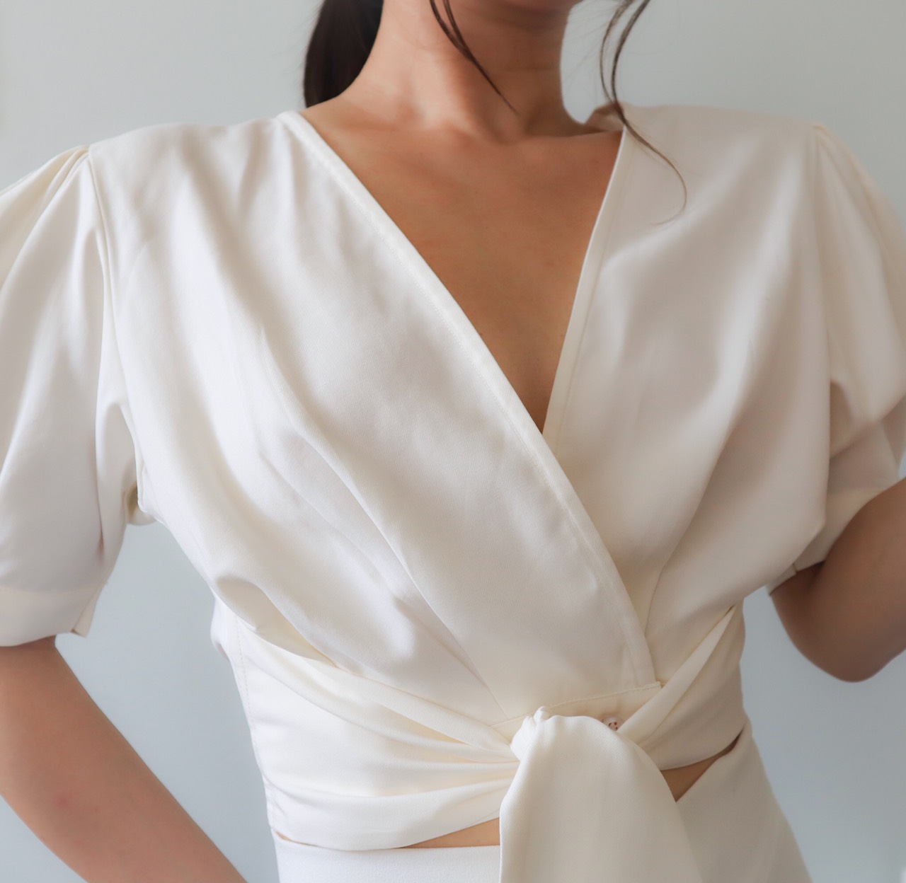 Áo croptop tay phồng thắt nơ