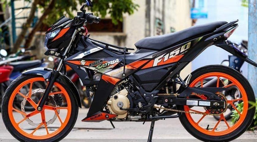 Tem xe satria fi đỏ đen CROM