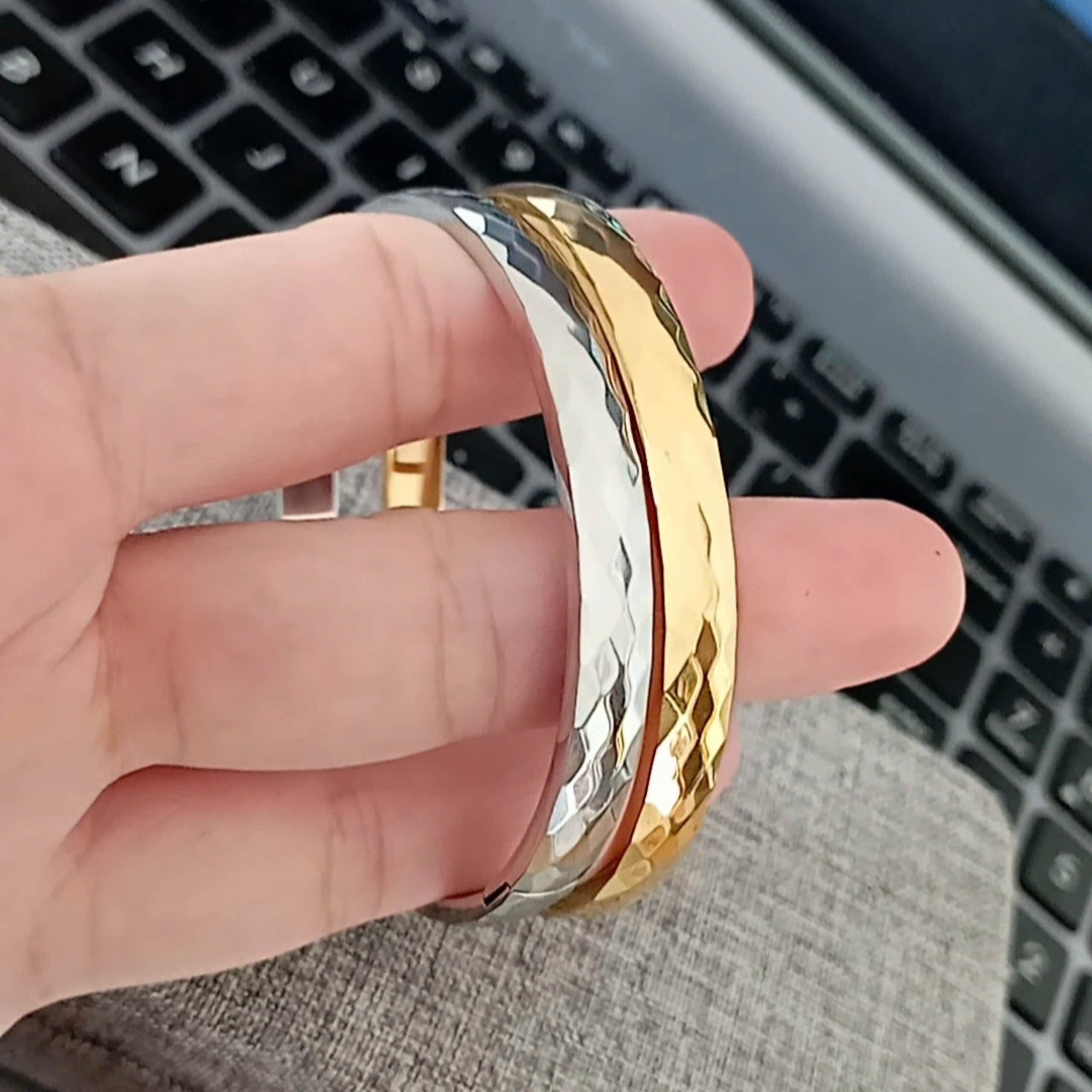 VÒNG TAY TITAN TRƠN ĐƠN GIẢN, BẢN MO TRÒN 5MM_ DẠNG HÌNH OVAL, CÓ KHÓA GÀI