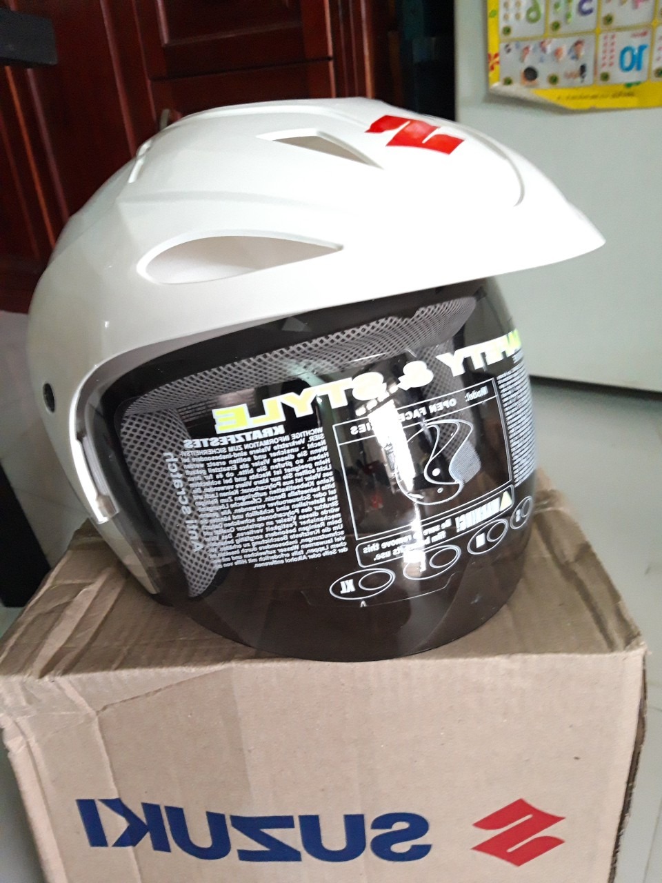Mũ/Nón bảo hiểm SUZUKI TRẮNG