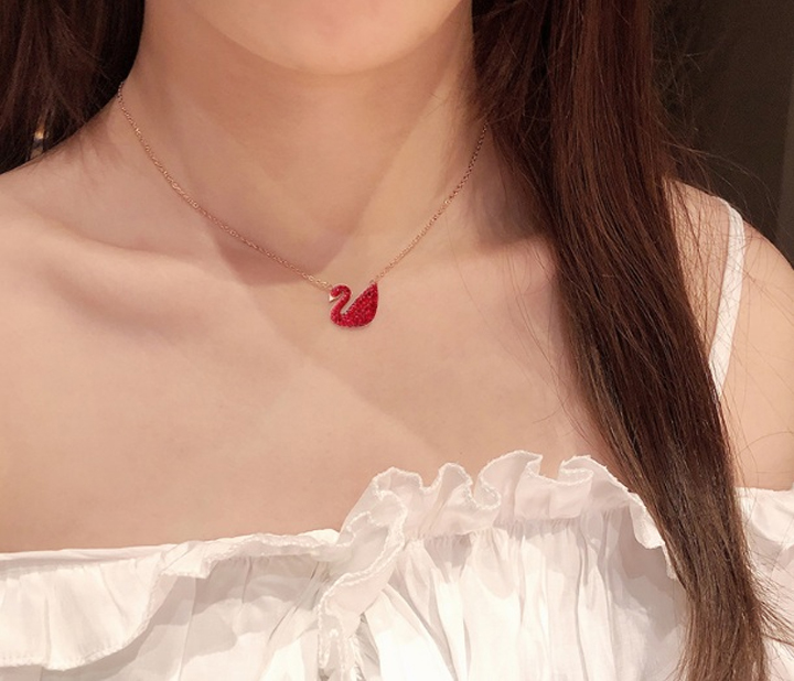 Dây chuyền nữ cute titan thiên nga đỏ dễ thương không đen không gỉ xài nước tốt - Người Đẹp Vì Lụa