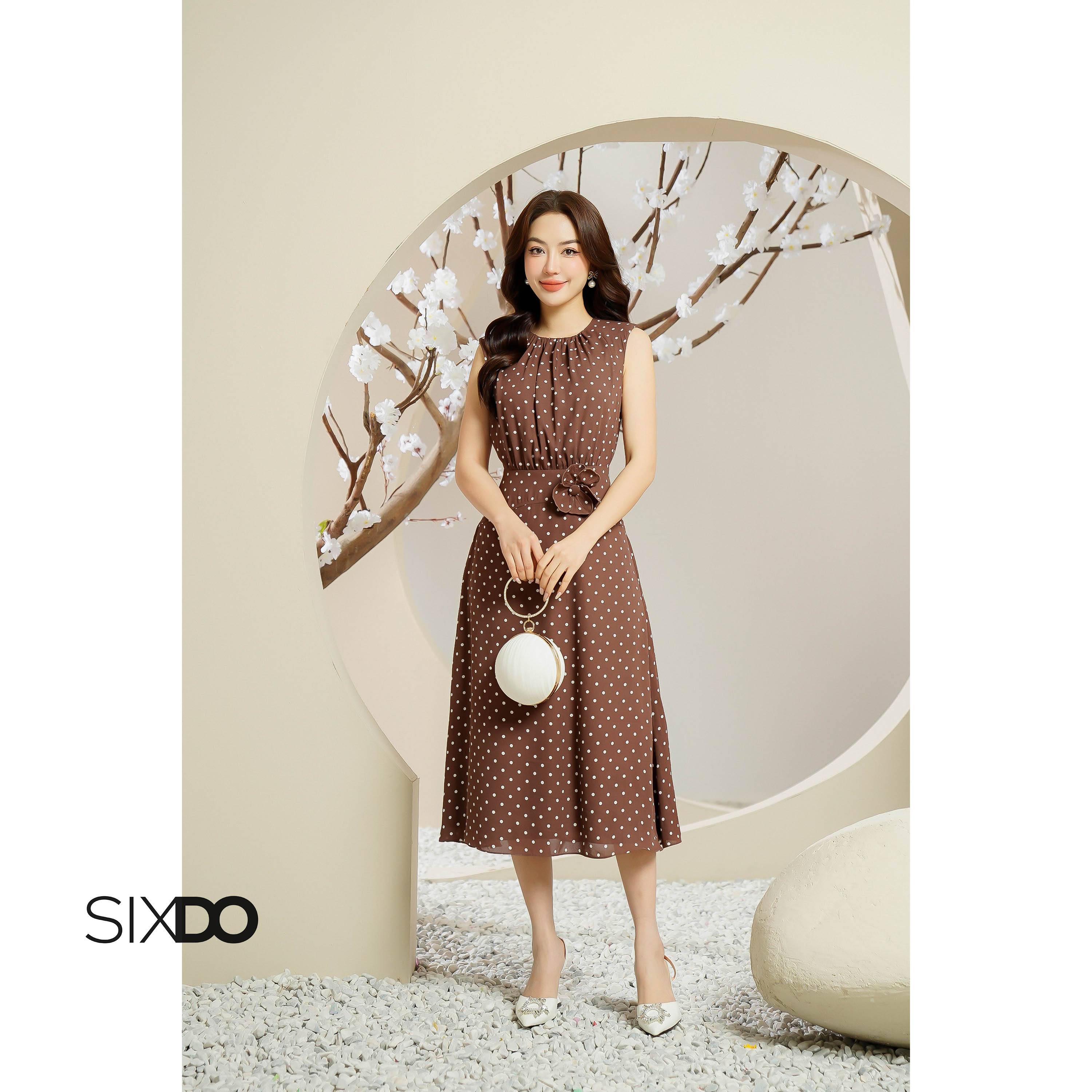 Đầm sát nách chấm bi cổ tròn SIXDO (Polka Dot Midi Woven Dress With Flower)