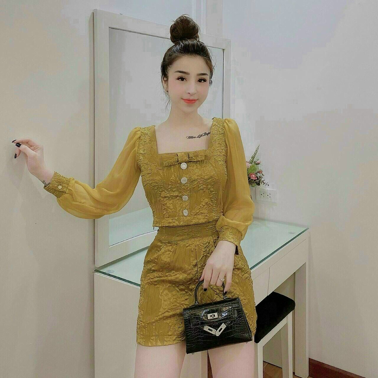 Sét bộ gấm quần đùi có túi áo tay voan cổ vuông đính nơ