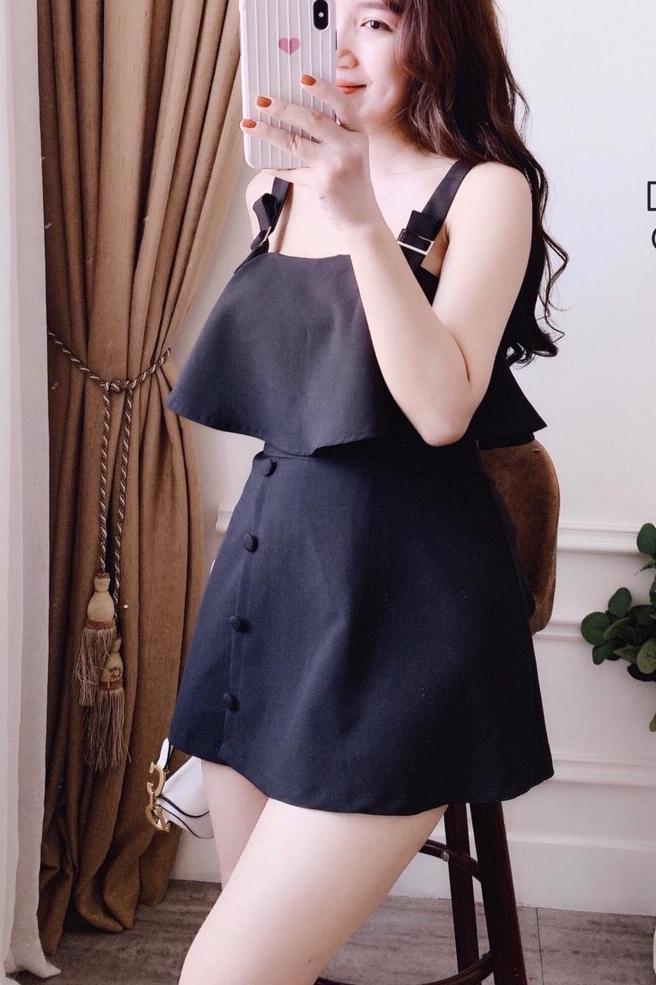 Set áo hai dây và chân váy phối nút