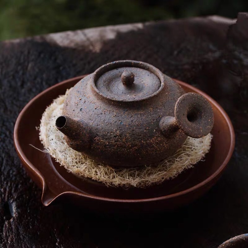 Lót xơ mướp kê ấm trà, chén trà.