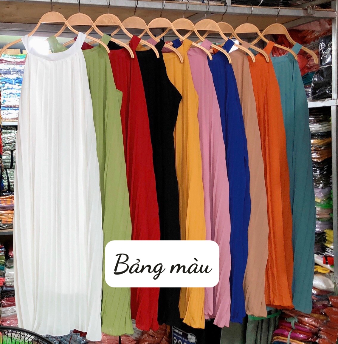 Đầm suông xếp ly cổ yếm + ảnh thât