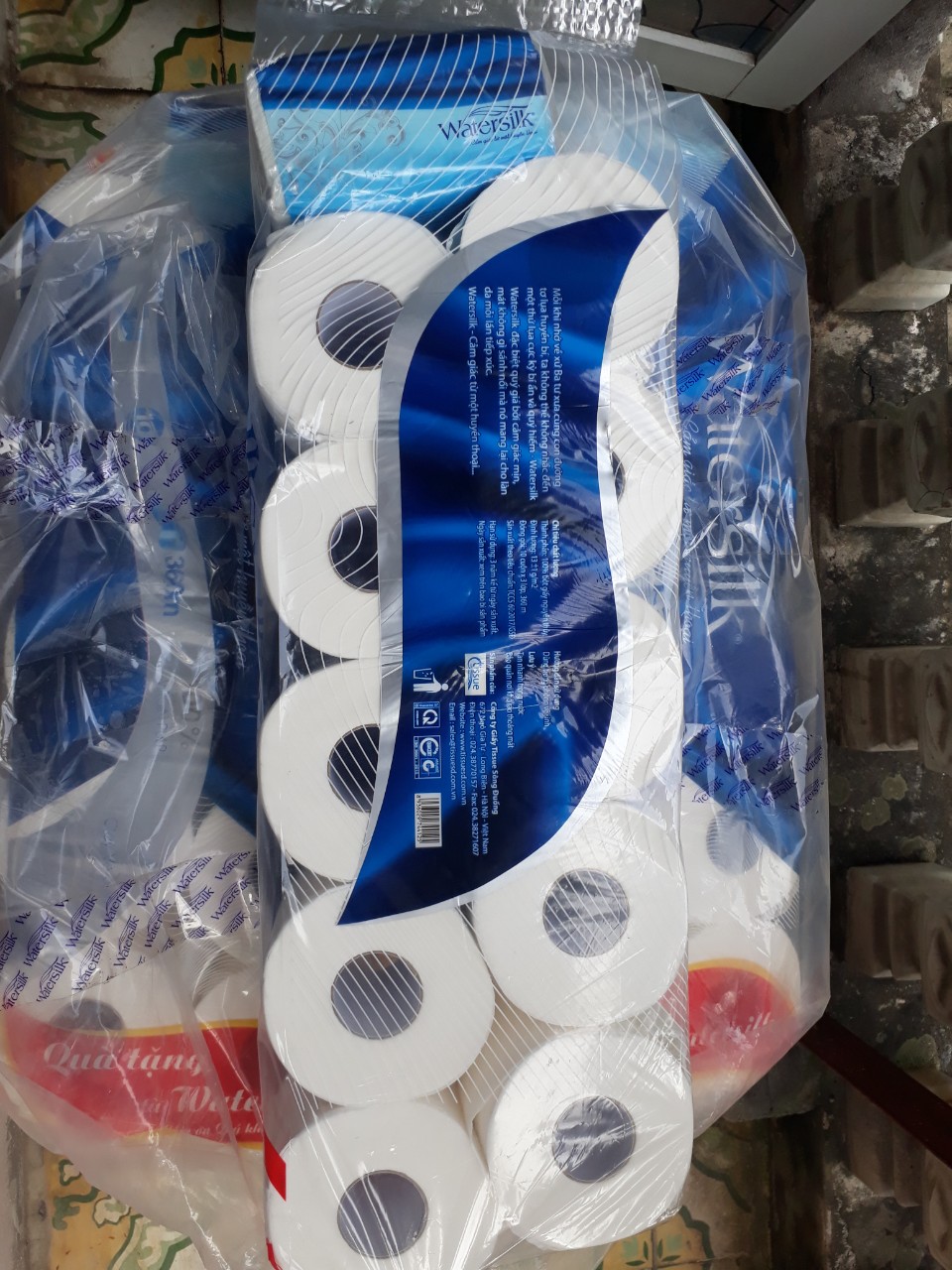 Giấy vệ sinh Watersilk 10 cuộn, mỗi cuộn 3 lớp ( Có tặng quà)