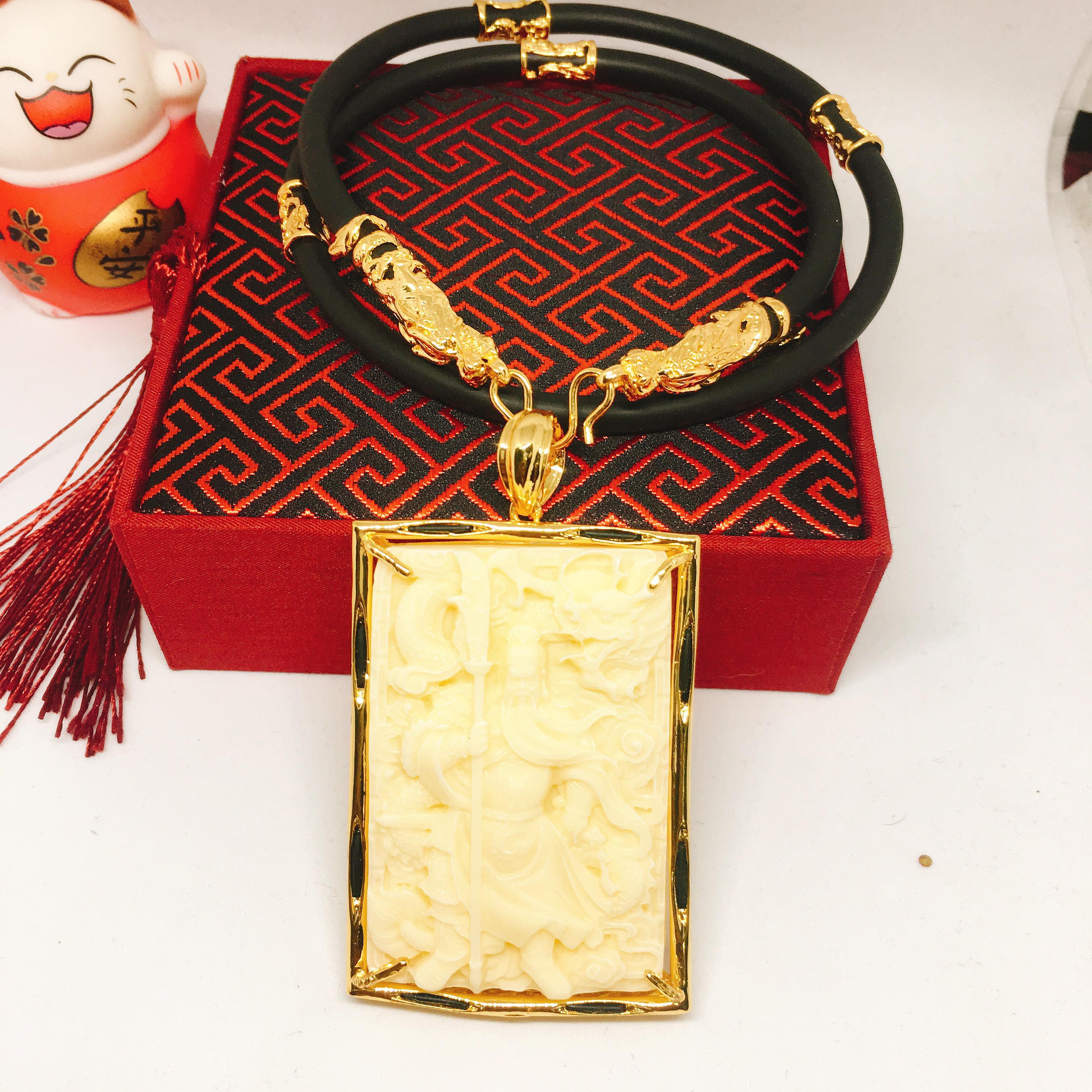 Hàng cao cấp Dây chuyền Phong thủy Bạc Thái mặt Quan Công viền lông cao cấp may mắn ( Màu trắng)