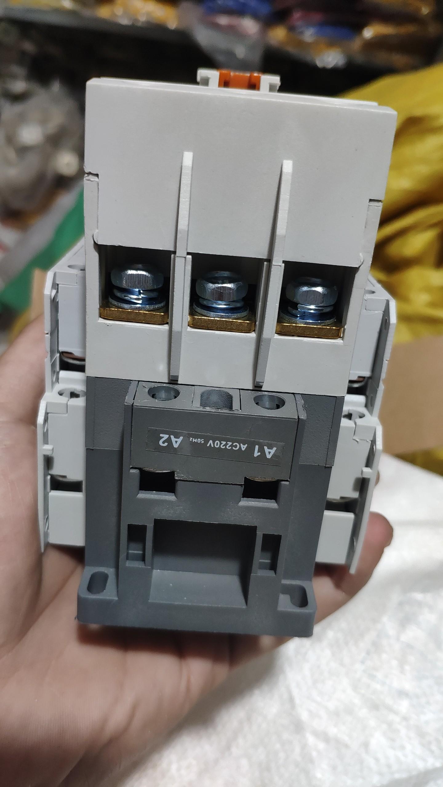 Khởi động từ MC 40A