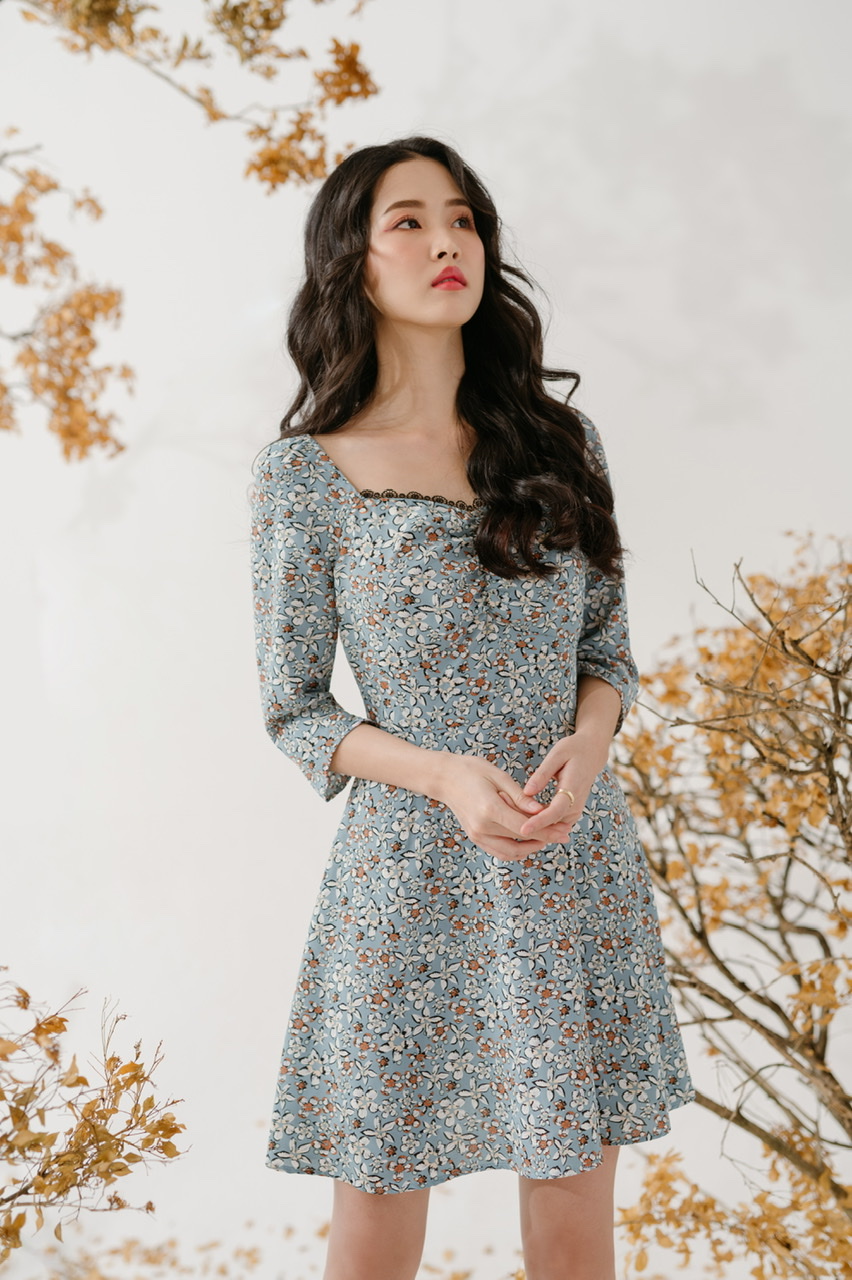 [ Tong’s] Váy nhíu ngực cổ ren tay lửng