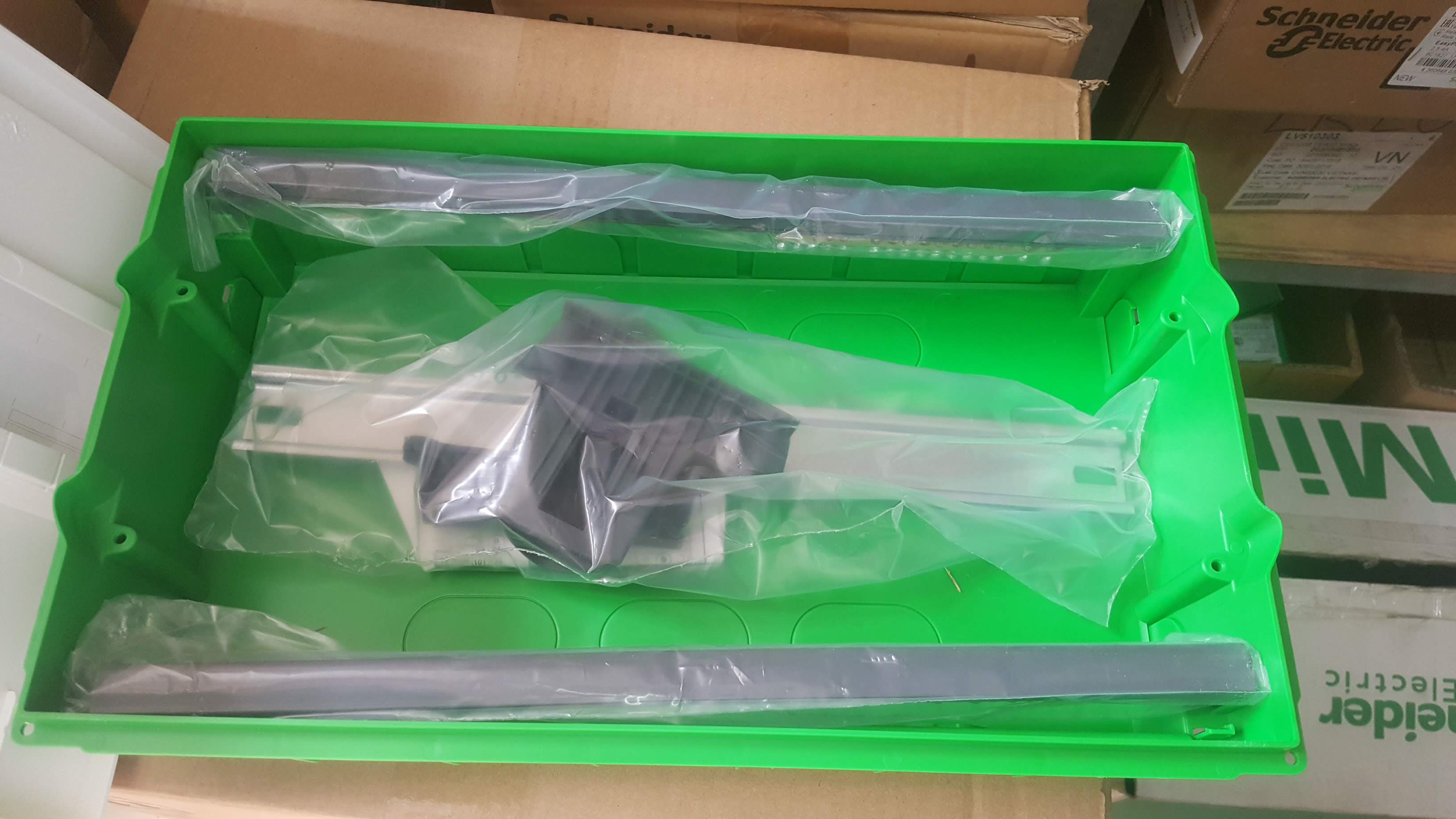 Tủ nhựa âm tường 18 module - Schneider - MIP22118