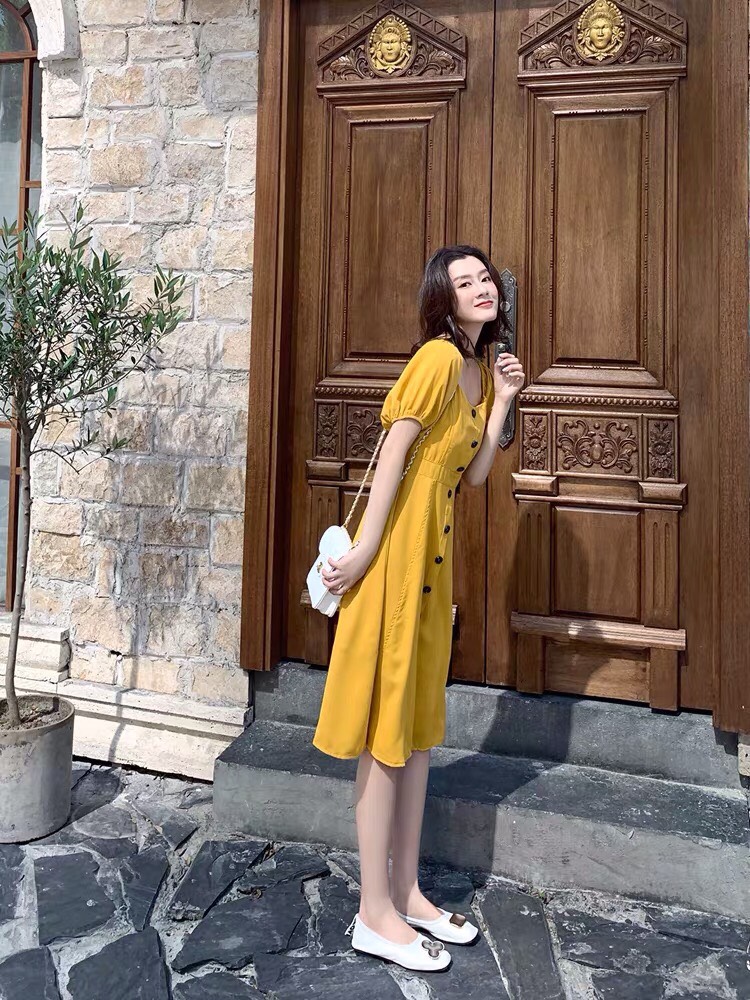 ĐẦM VÀNG XÒE NHẸ ĐÍNH NÚT SIÊU HOT