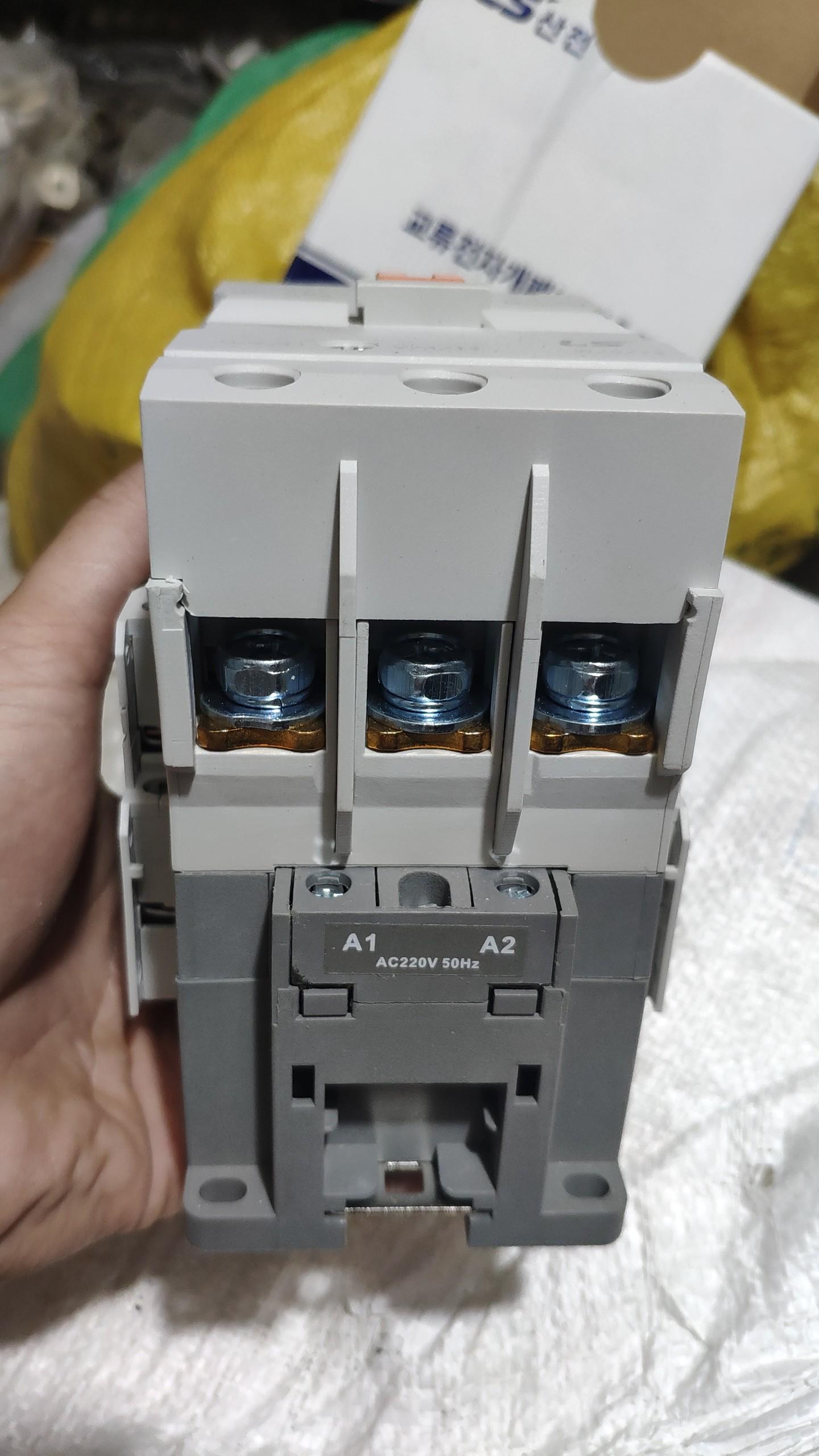 Khởi động từ MC 40A
