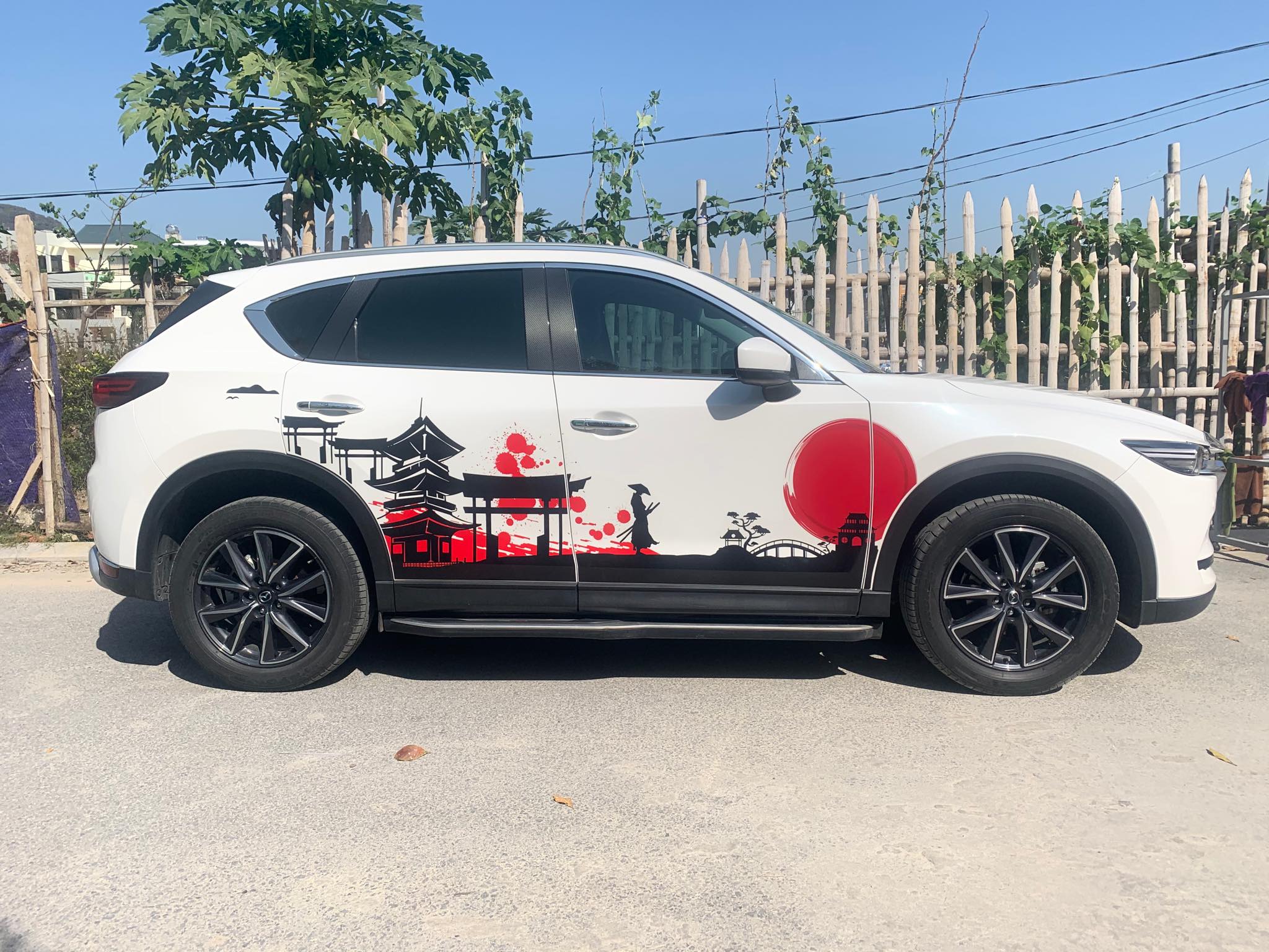 Decal samurai dán sườn xe SUV 7 chỗ