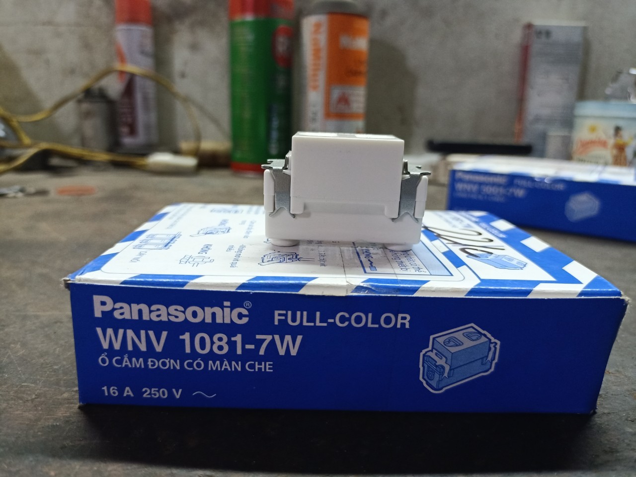 Ổ CẮM 2 CHẤU CÓ MÀN CHE PANASONIC
