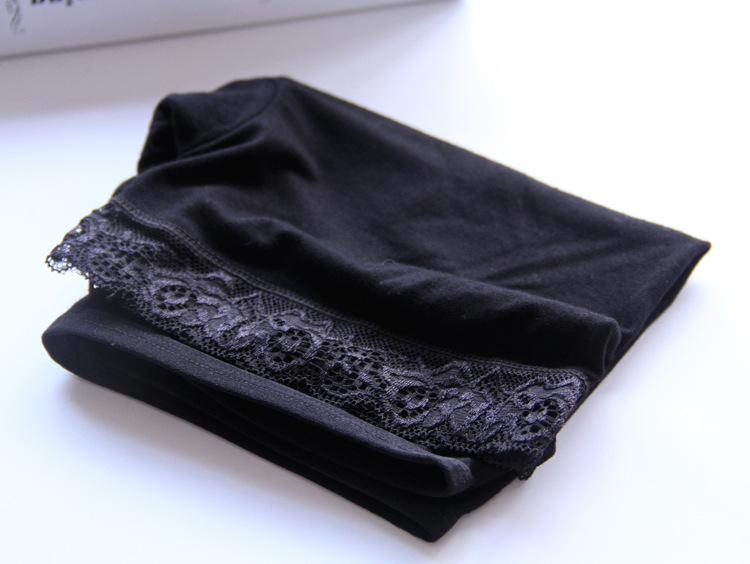 Quần đùi cotton mặc trong váy viền ren