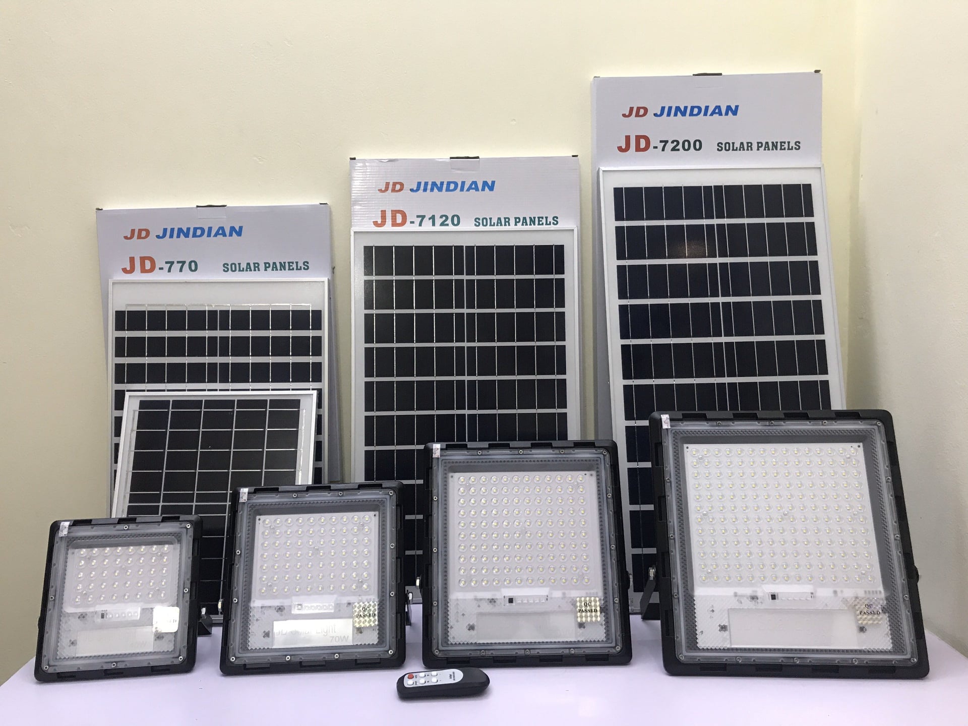 Đèn led siêu sáng năng lượng mặt trời 40w - JD740