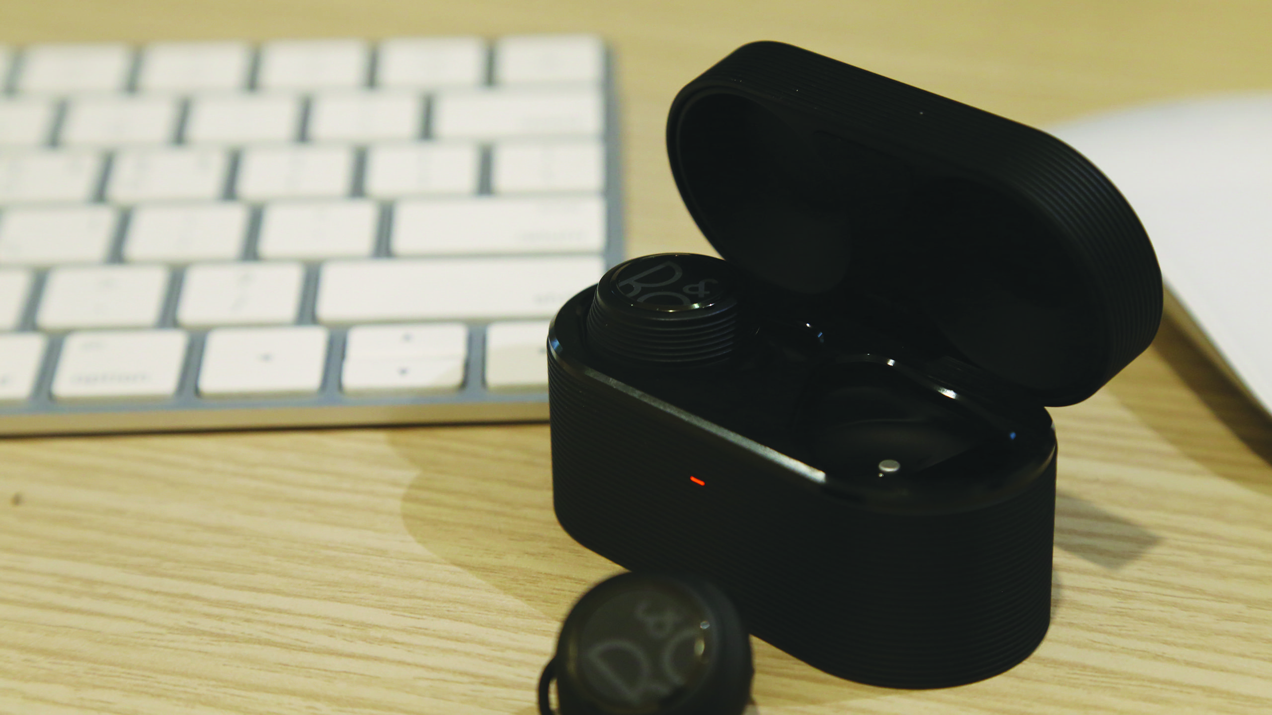Tai nghe Bluetooth Beoplay E8 Sport Black