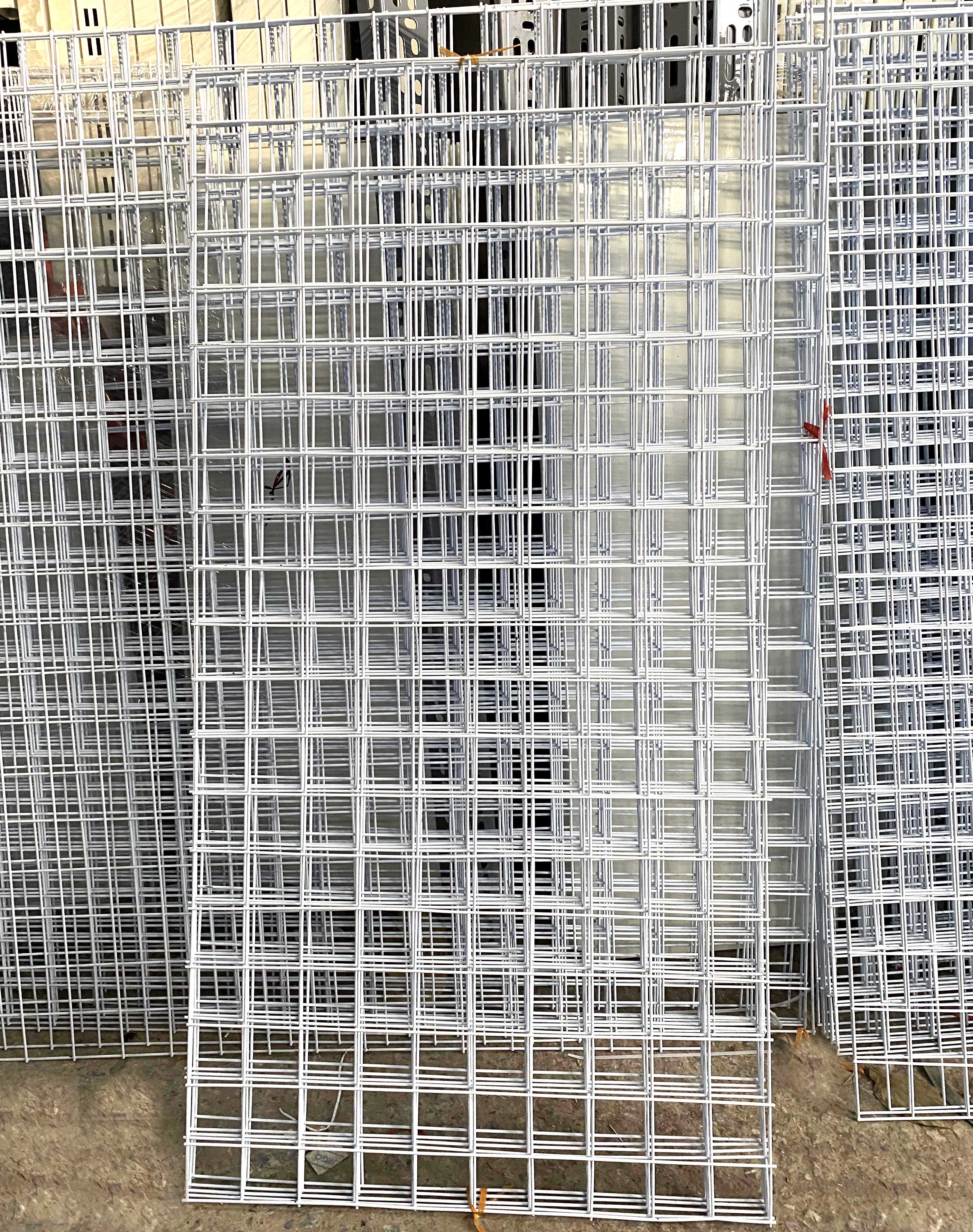 Lưới sắt treo đồ dài 100cm x rộng 50cm màu trắng