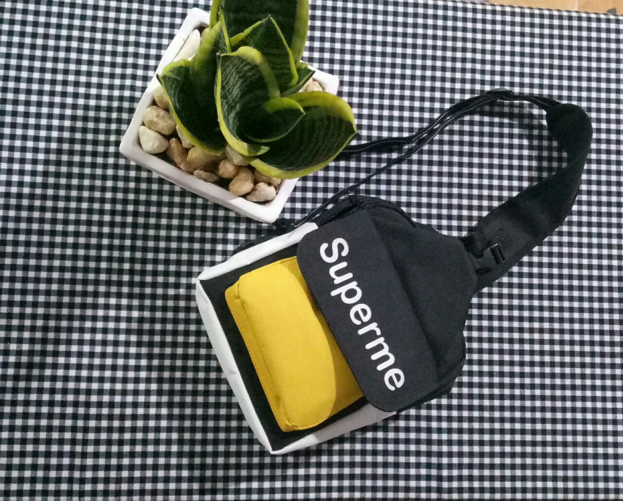 Túi đeo chéo bao tử Supreme có nắp