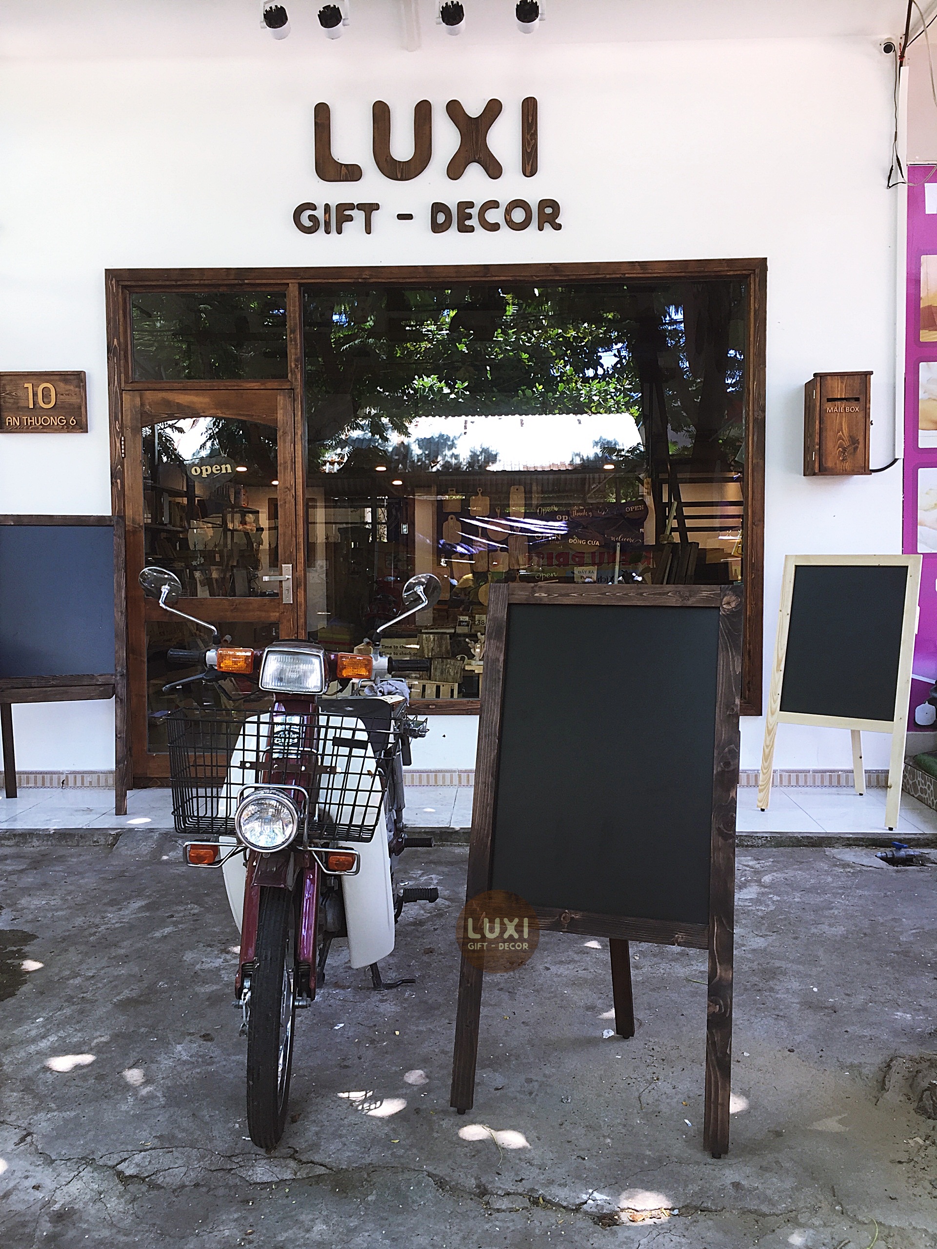 Bảng MENU viết phấn 1 mặt 3 chân gỗ gấp (TẶNG KÈM PHẤN MÀU + XỐP LAU BẢNG) - LUXI decor