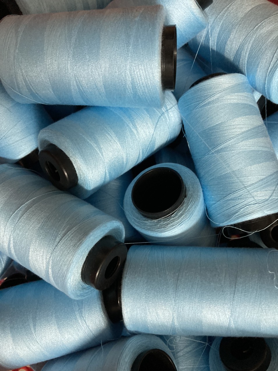 Chỉ may công nghiệp 40/2 2500m màu xanh da 77,(12 cuộn) chất liệu polyester cao cấp, có độ bền màu cao, không bị tưa chỉ khi may, đảm bảo chất lượng