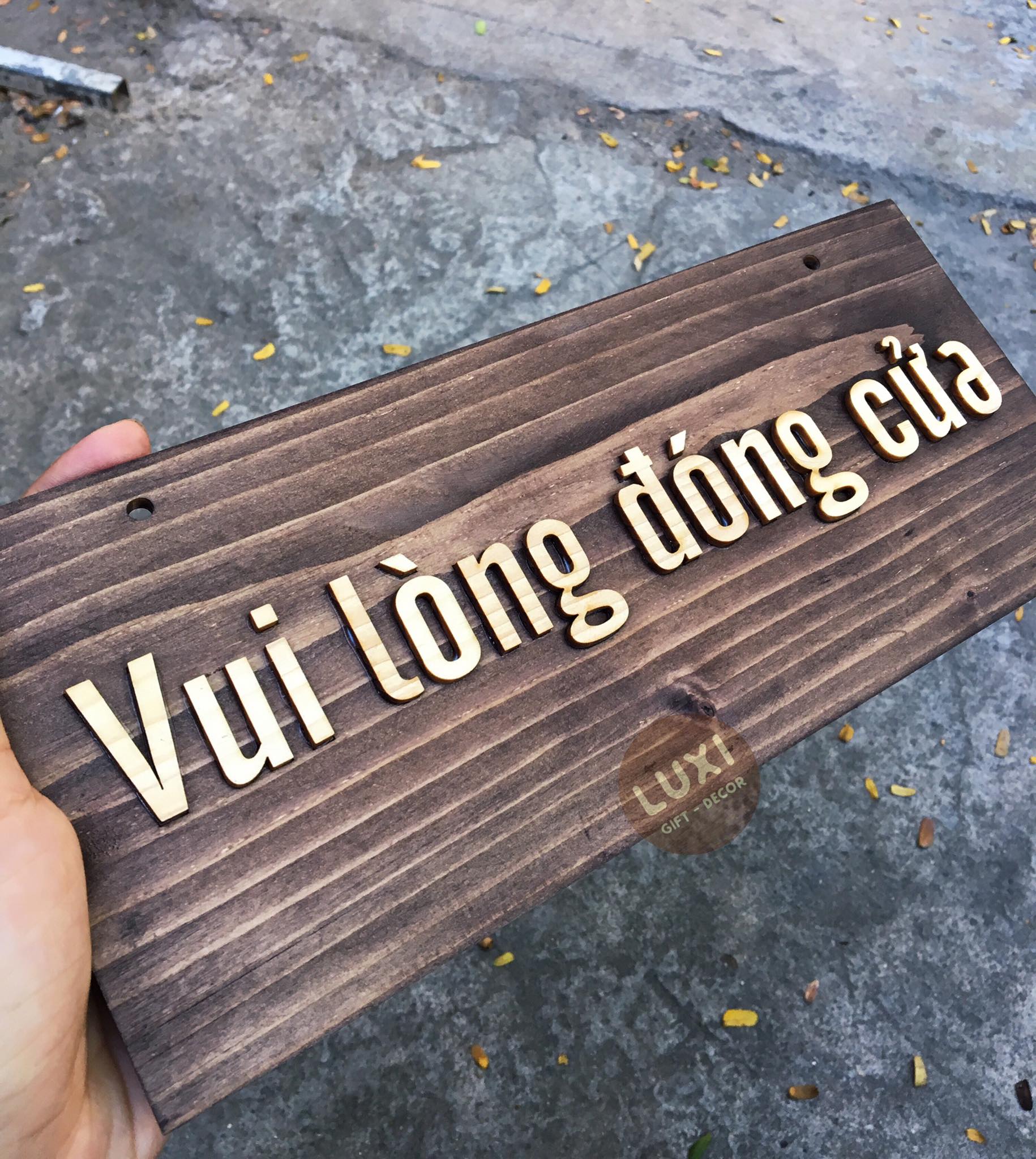 Bảng gỗ Vui lòng đóng cửa