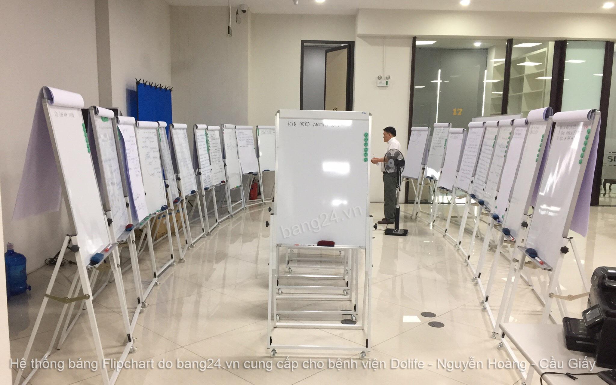 Bảng Flipchart Chân Gấp - White Board; KT: 0,9x1,2m (Tặng kèm 1 khay để bút, 1 bút dạ, 1 xóa bảng, 6 viên nam châm và 10 tờ giấy A0)