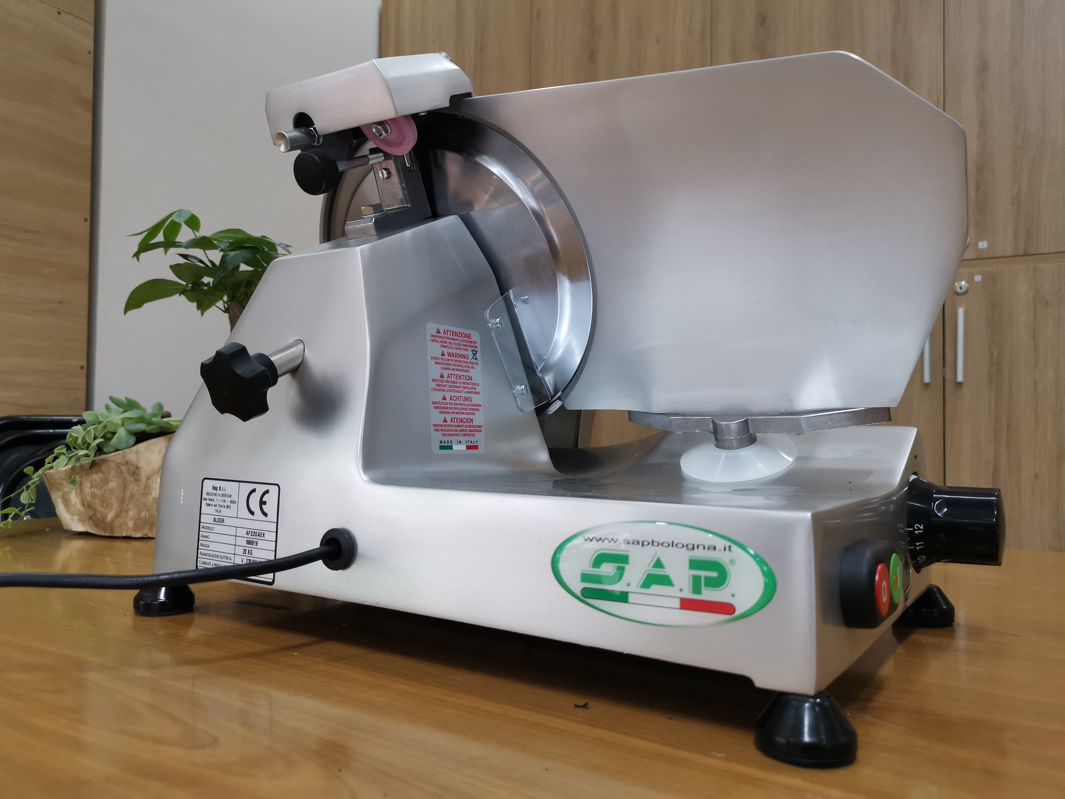 Máy thái thịt lát SAP AF220AEX (Made in Italy)