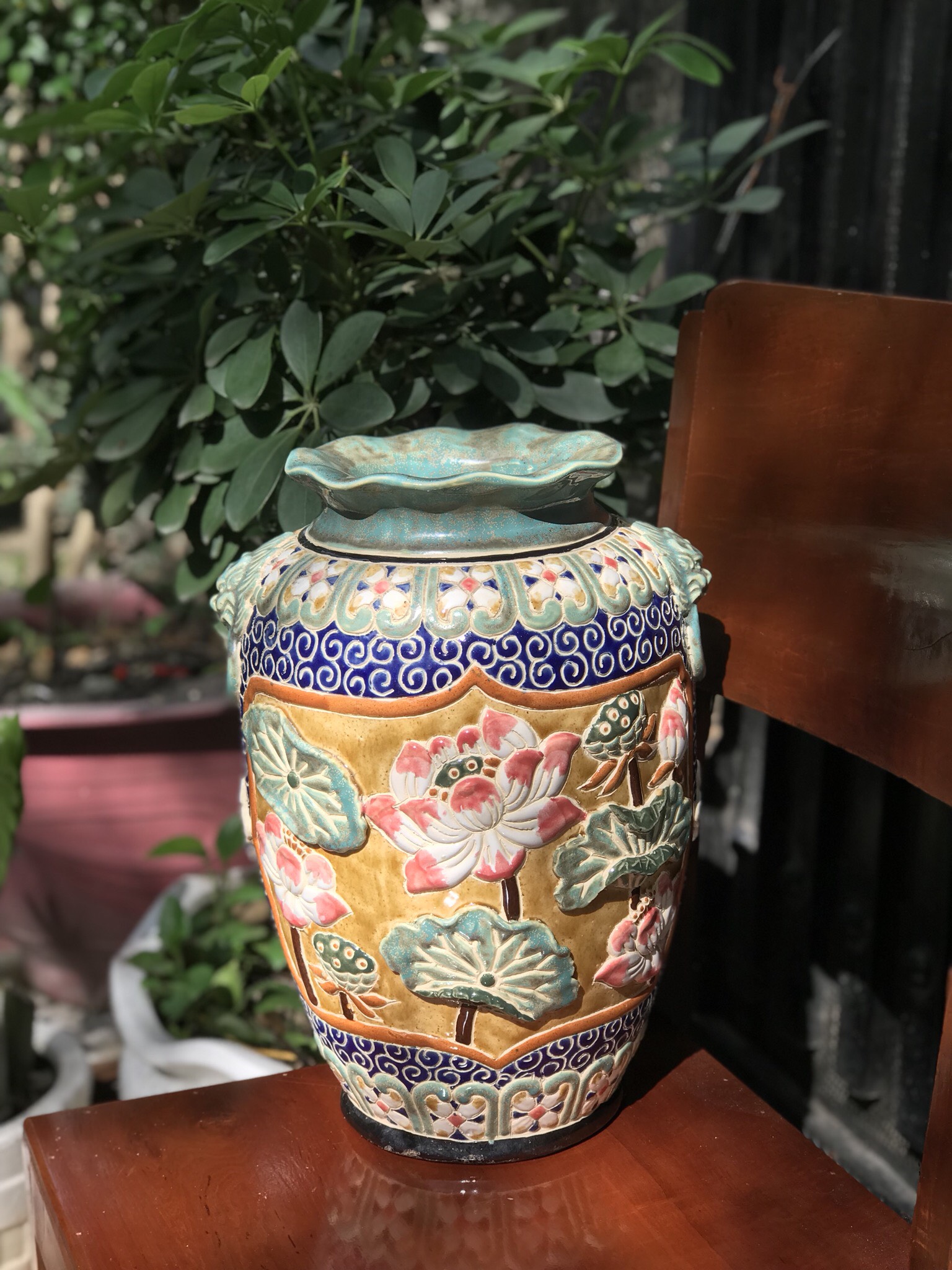 Bình hoa đắp nổi gốm sứ Nam Bộ