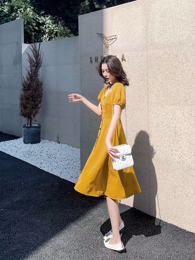 ĐẦM VÀNG XÒE NHẸ ĐÍNH NÚT SIÊU HOT
