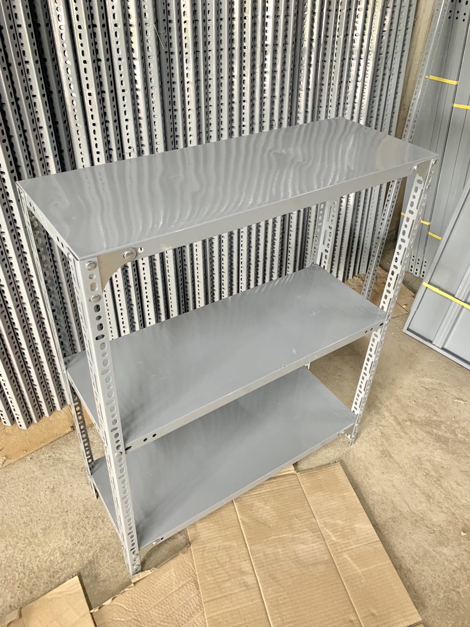 Kệ sắt v lỗ đa năng 3 tầng dài 0,8m x rộng 0,3m x cao 1m