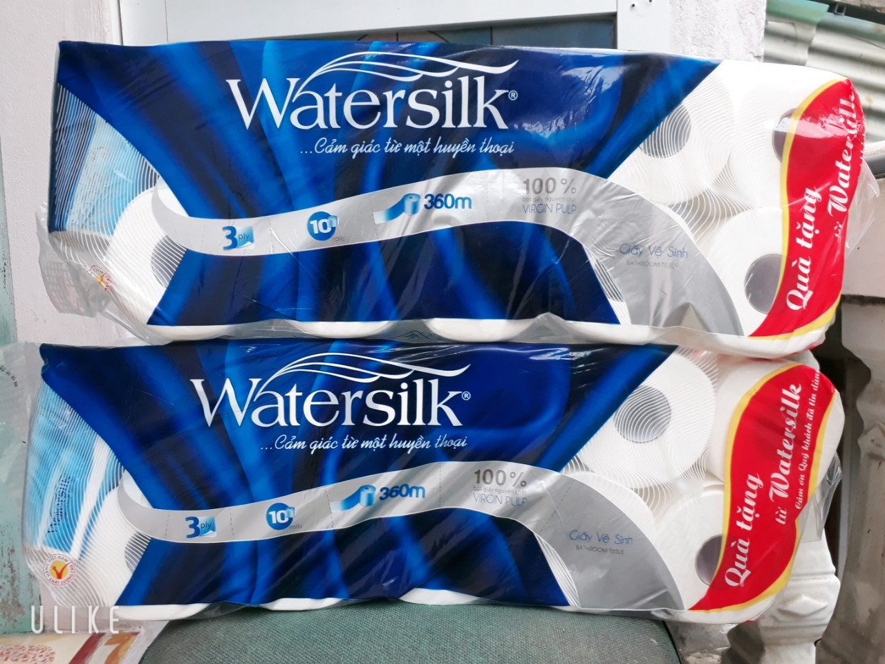 Giấy vệ sinh Watersilk 10 cuộn, mỗi cuộn 3 lớp ( Có tặng quà)